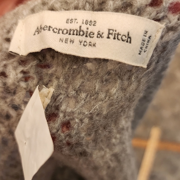 Abercrombie grey knit infinity scarf. - Picture 4 of 11